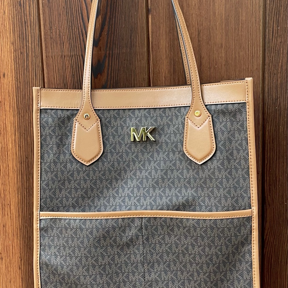 Michael Kors Signature Bay Tall Tote; Signature Brown Logo Print W/Acorn Trim
